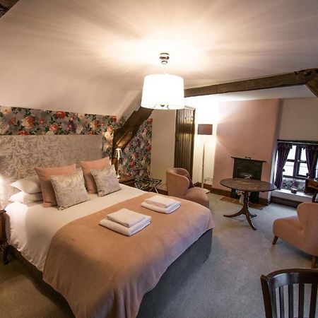 Отель Royal George Great Easton  Экстерьер фото