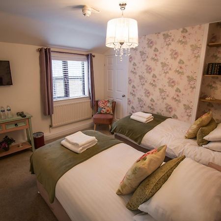 Отель Royal George Great Easton  Экстерьер фото