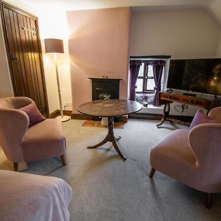 Отель Royal George Great Easton  Экстерьер фото
