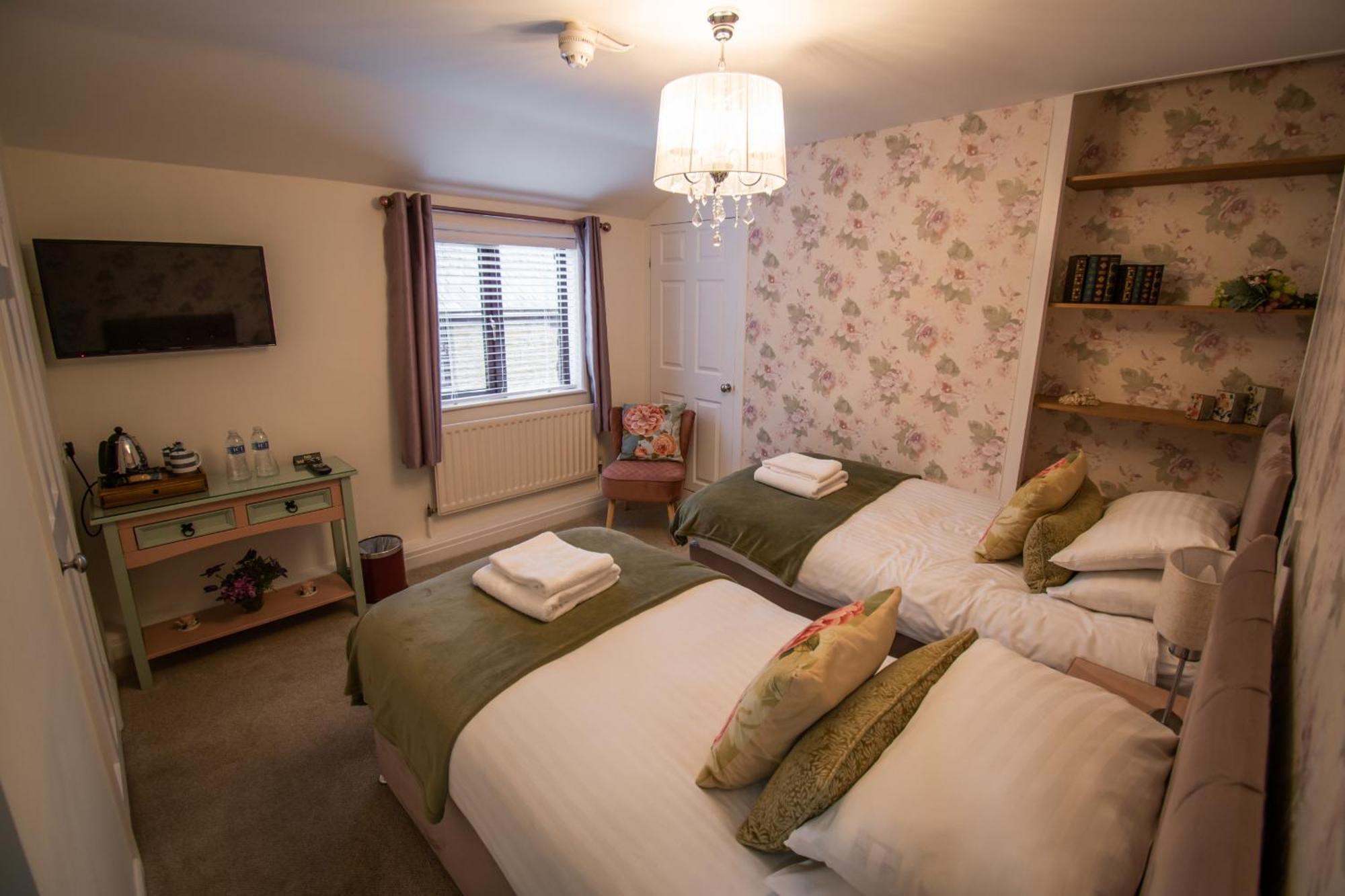 Отель Royal George Great Easton  Экстерьер фото