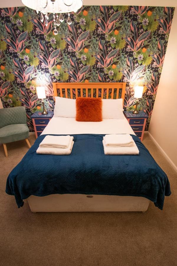 Отель Royal George Great Easton  Экстерьер фото