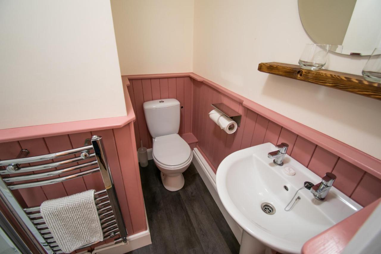 Отель Royal George Great Easton  Экстерьер фото