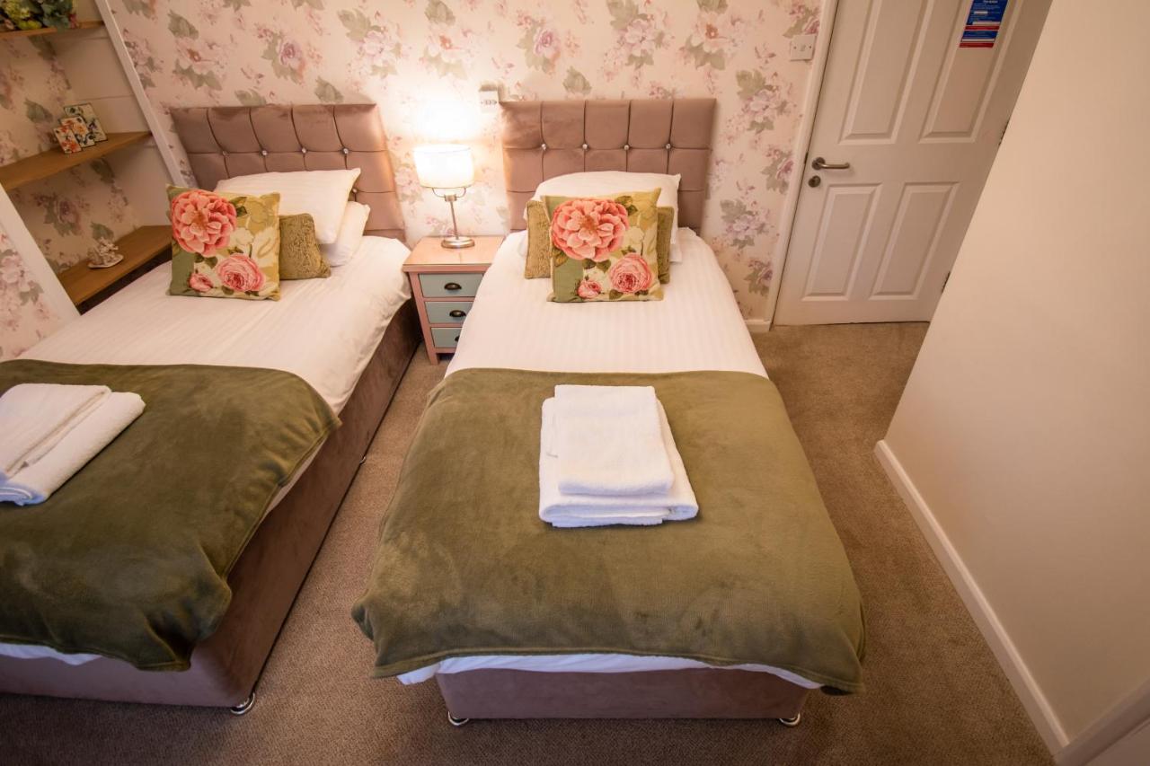Отель Royal George Great Easton  Экстерьер фото