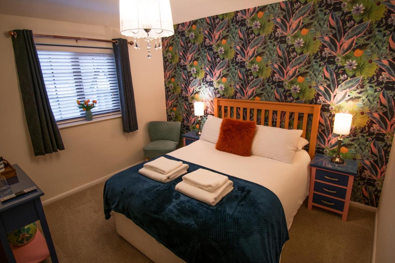 Отель Royal George Great Easton  Экстерьер фото