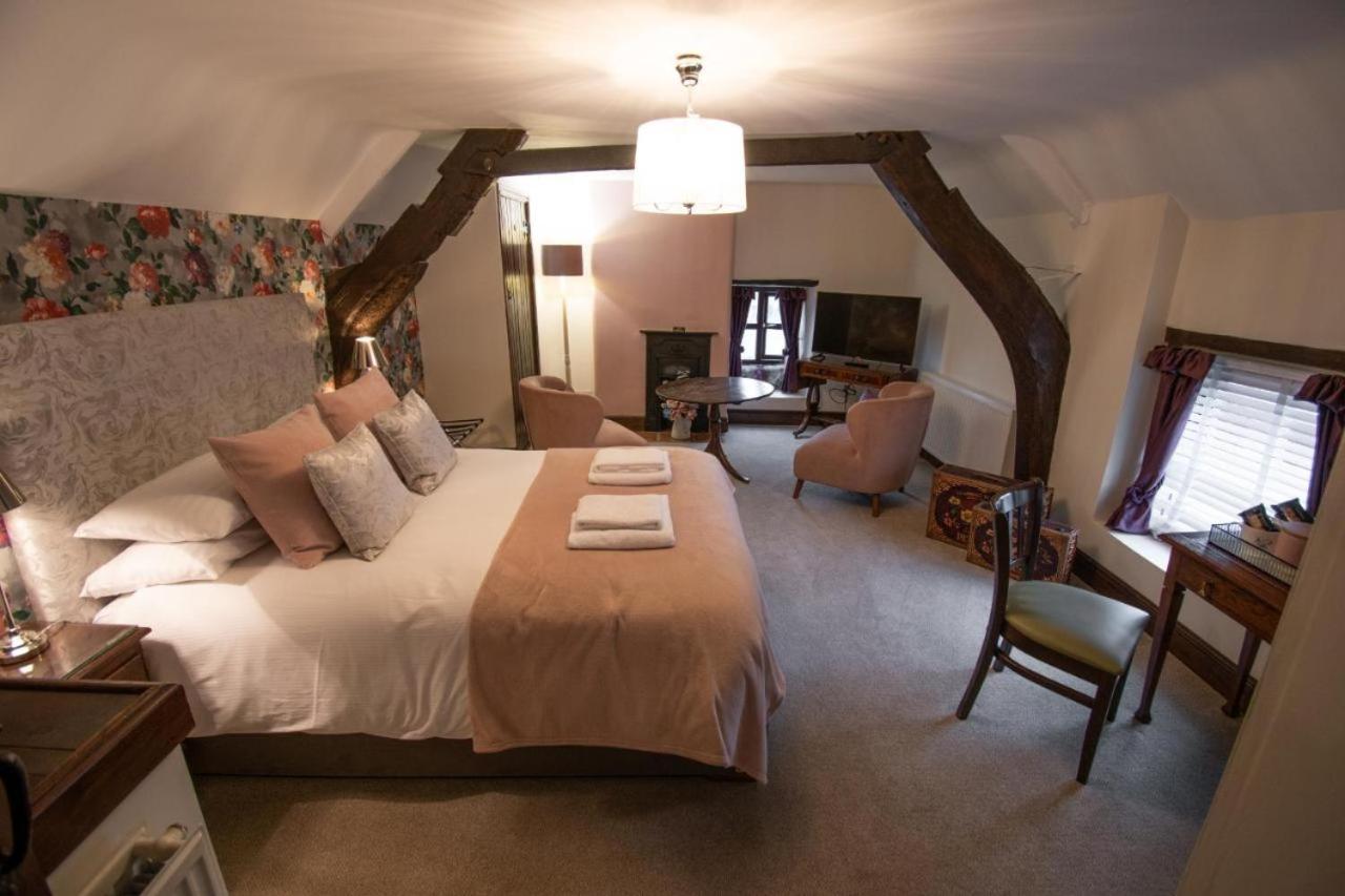 Отель Royal George Great Easton  Экстерьер фото