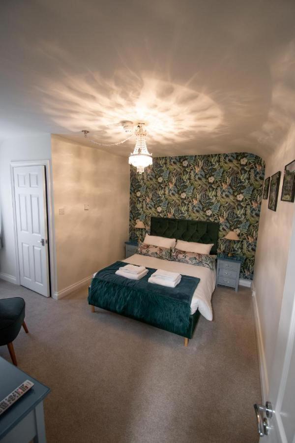 Отель Royal George Great Easton  Экстерьер фото