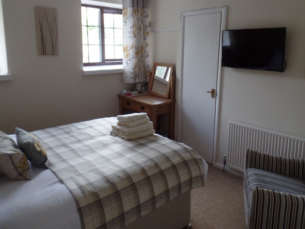 Отель Royal George Great Easton  Экстерьер фото