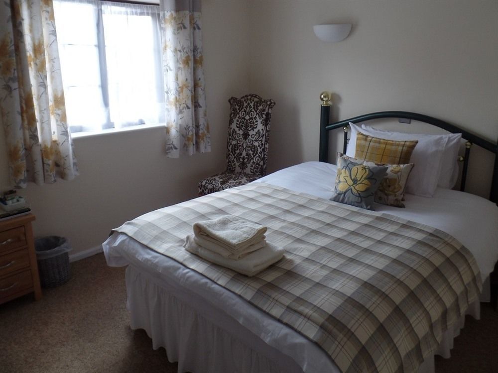 Отель Royal George Great Easton  Экстерьер фото
