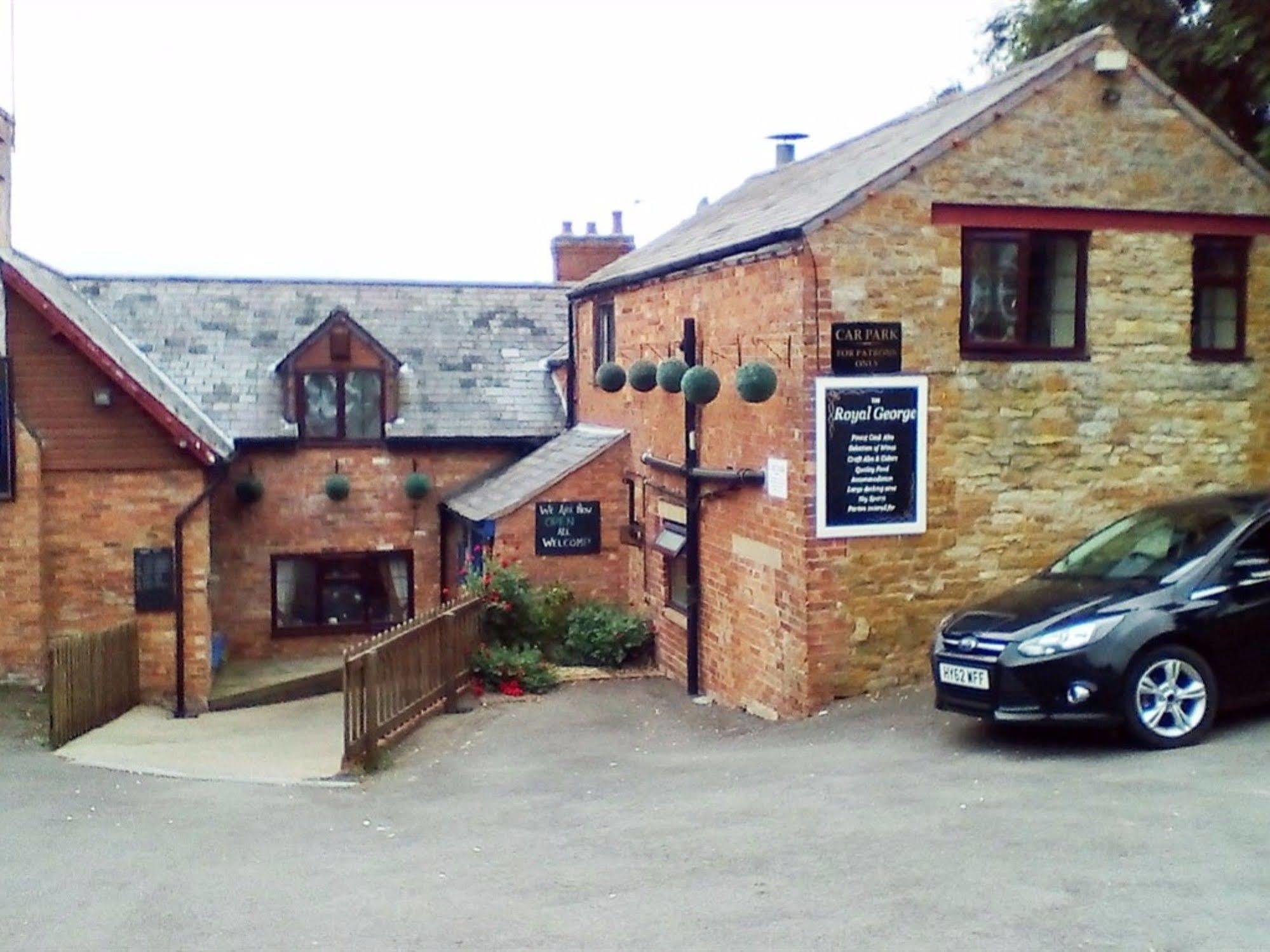 Отель Royal George Great Easton  Экстерьер фото
