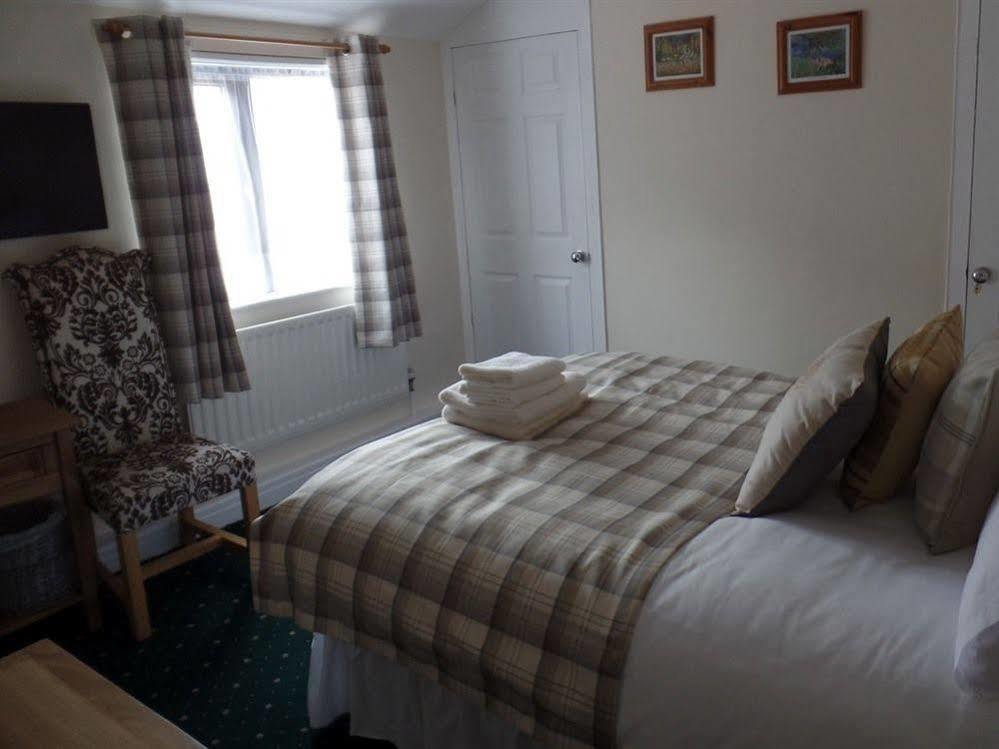 Отель Royal George Great Easton  Экстерьер фото